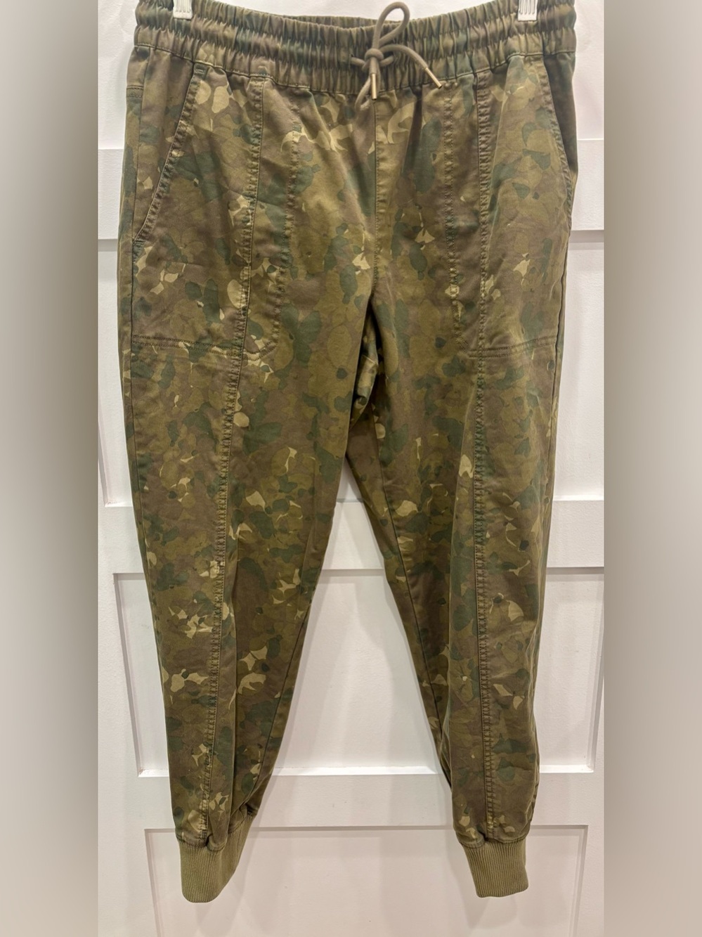 Garnet Hill Women’s Camouflage Cargo Joggers - Olive/Green